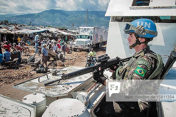 UN-Blauhelme im Jeep auf Patrouille  MINUSTAH  Mission des Nations Unies pour la stabilisation en Haïti  Cité Soleil  Port-au-Prince  Ouest  Haiti  Zentralamerika