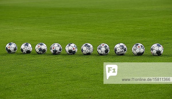 10 Spielbälle adidas Derbystar liegen in Reihe auf Rasen der Allianz Arena München Bayern Deutschland Europa