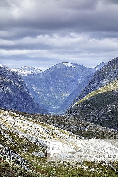 Berglandschaft  Felsen  Steine  Dovrefjell-Sunndalsfjella Nationalpark  Norwegen  Europa