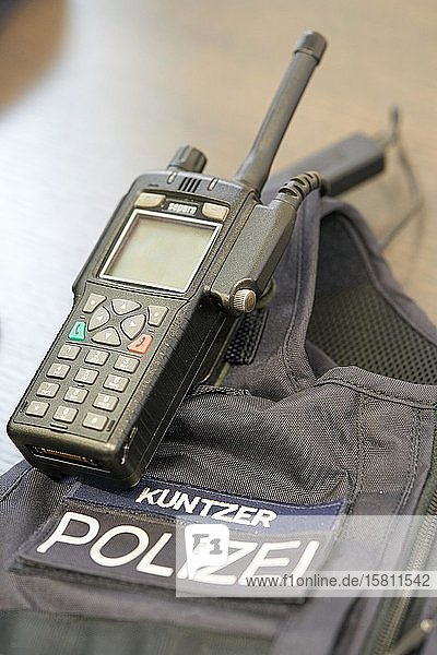 Digitales Funkgerät eines Beamten der rheinland-pfälzischen Polizei Rheinland-Pfalz Deutschland Europa