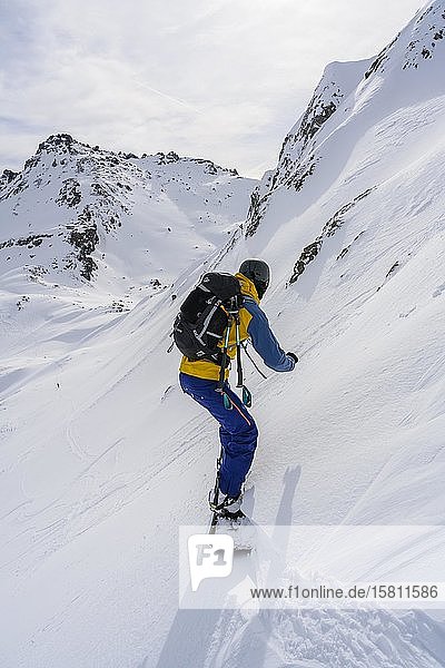 Skitourengeher mit Splitboard auf der Talabfahrt  Wattentaler Lizum  Tuxer Alpen  Tirol  Österreich  Europa