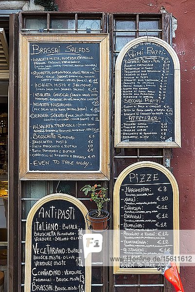 Typische Speisekarte  geschrieben auf einer Tafel vor einem italienischen Restaurant in Rom  Italien  Europa
