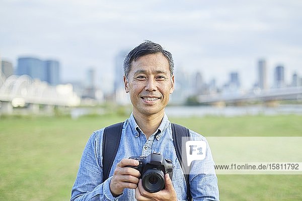 Älterer japanischer Mann in der Innenstadt von Osaka  Japan