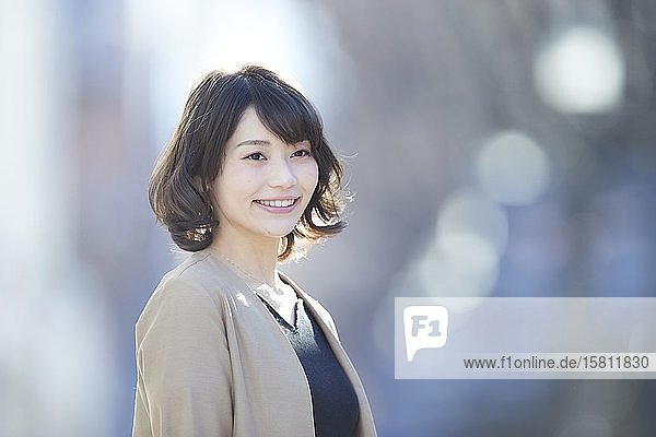 Junge japanische Frau in der Innenstadt von Tokio