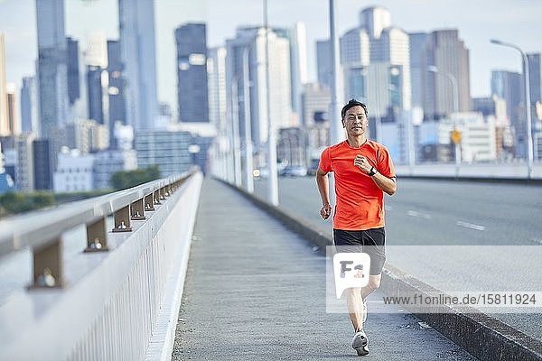 Älterer japanischer Mann läuft in der Innenstadt von Osaka  Japan