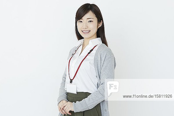 Junge japanische Geschäftsfrau
