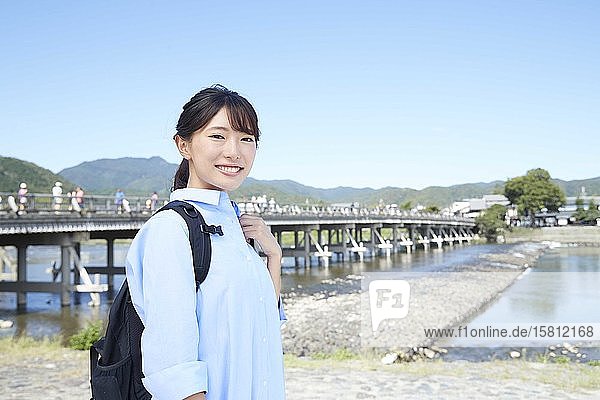 Junge Japanerin auf Reisen in Kyoto