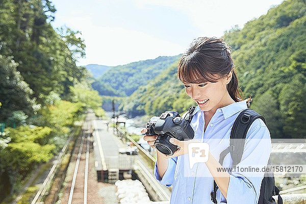 Junge Japanerin auf Reisen in Kyoto
