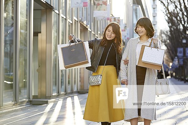 Junge japanische Frauen in der Innenstadt von Tokio