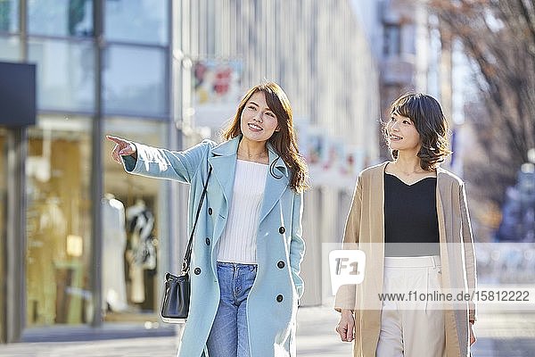 Junge japanische Frauen in der Innenstadt von Tokio