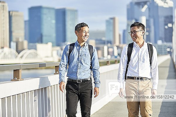 Ältere japanische Männer in der Innenstadt von Osaka  Japan