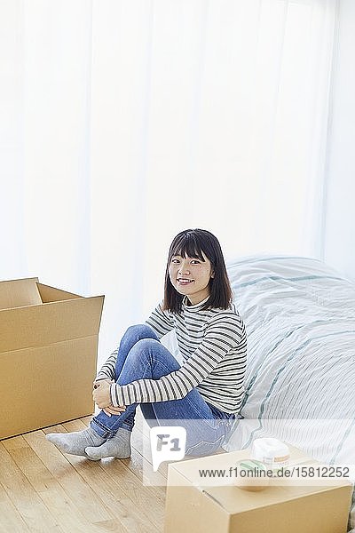 Young Japanese woman relocating