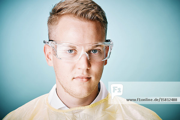 Junger Arzt mit Schutzbrille
