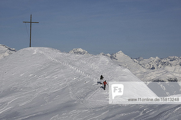 Langläufer auf einem sonnigen  verschneiten Berg  Brixen  Südtirol  Italien