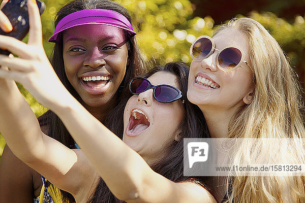 Glückliche Teenager-Mädchen Freunde mit Sonnenbrille nehmen selfie