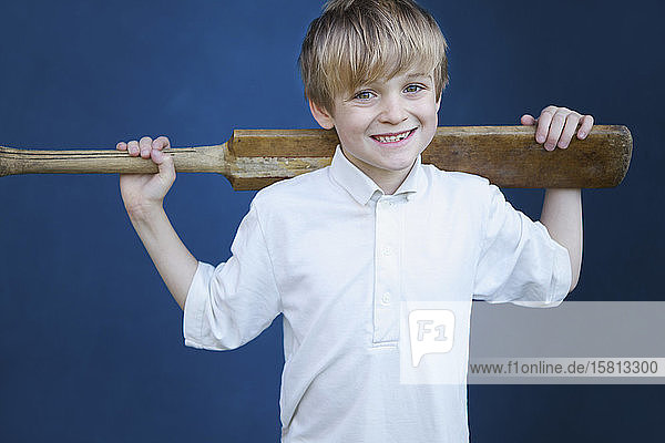 Portrait lächelnder Junge mit Kricketschläger