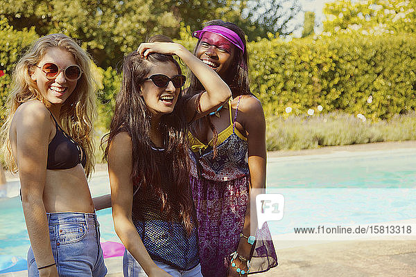 Porträt glücklich Teenager-Mädchen Freunde am sonnigen Sommer-Pool