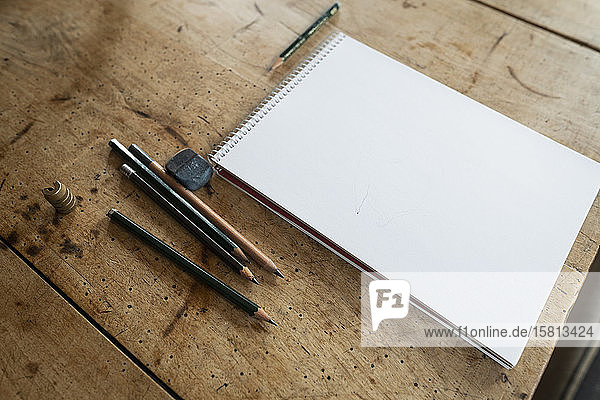 Stilleben  Stifte und Skizzenblock auf Holztisch