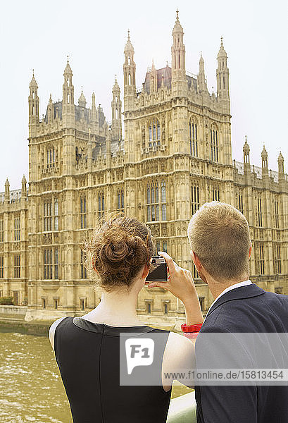 Junges Paar mit Kamera beim Fotografieren der Houses of Parliament  London  UK