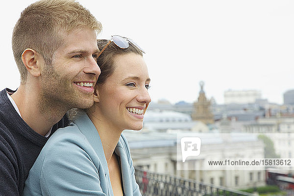 Glückliches Paar bei einer Städtereise