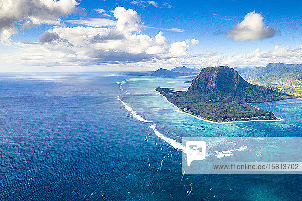 Luftaufnahme eines Berges mit Blick auf den Ozean  Halbinsel Le Morne Brabant  Bezirk Black River  Mauritius  Indischer Ozean  Afrika