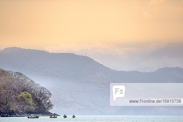 Fischerboote vor der Kulisse des Vulkans Conchagua und des Cerro Cacahuatique  El Salvador  Zentralamerika