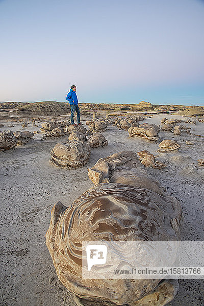 Erkundung der Spiegelei-Sandsteinformationen der Bisti/De-Na-Zin Wilderness bei Sonnenuntergang  New Mexico  Vereinigte Staaten von Amerika  Nordamerika