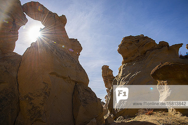 Sandsteinskulpturen und Sonnenfackel in Bisti/De-Na-Zin Wilderness in New Mexico  Vereinigte Staaten von Amerika  Nordamerika