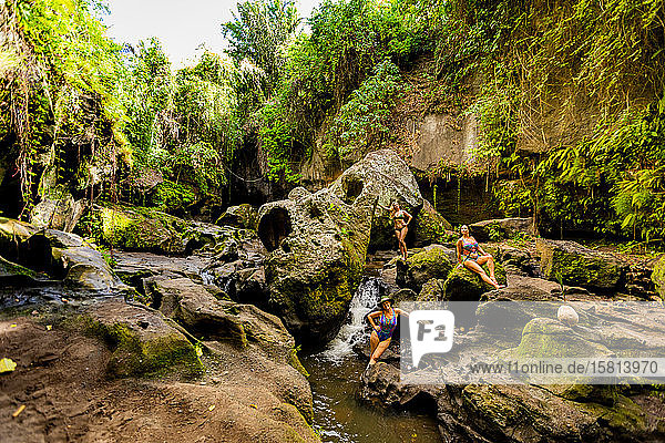 Frauen posieren für ein schönes Foto am Beji Guwang Hidden Canyon  Bali  Indonesien  Südostasien  Asien