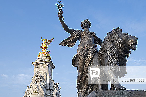 Die Victoria Memorial-Statue vor dem Buckingham Palace  der offiziellen Residenz der Königin in London  England  Vereinigtes Königreich  Europa