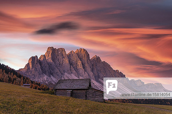 Sonnenaufgang über den Geislerspitzen und der urigen Gampenalm im Herbst  Pustertal  Dolomiten  Bozen  Südtirol  Italien  Europa