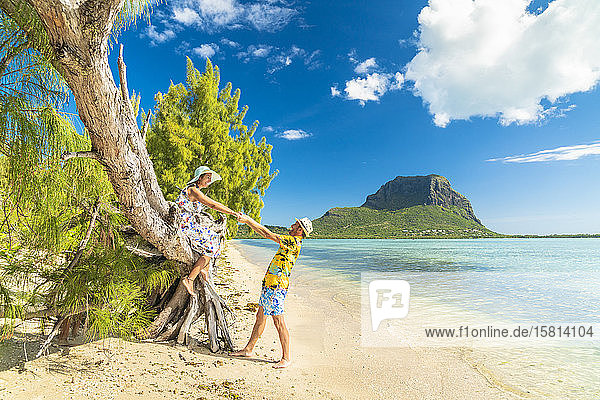 Verspielter Mann und verliebte Frau haben Spaß am tropischen Strand  Ile aux Benitiers  La Gaulette  Le Morne  Mauritius  Indischer Ozean  Afrika
