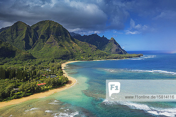 Luftaufnahme per Drohne von Tunnels Beach  Haena State Park  Insel Kauai  Hawaii  Vereinigte Staaten von Amerika  Nordamerika