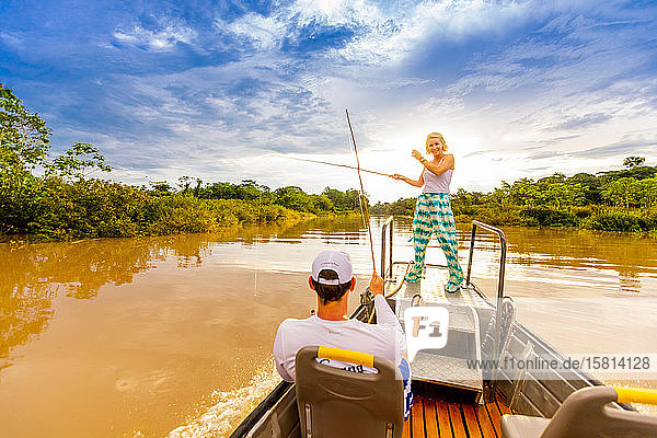 Frau und Mann beim Fischen in einem kleinen Boot auf dem Amazonas  Peru  Südamerika