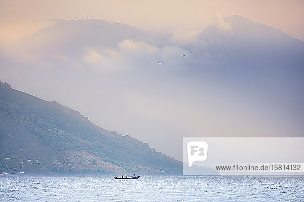 Fischerboot vor der Kulisse des Vulkans Conchagua und des Cerro Cacahuatique  Golf von Fonseca  El Salvador  Zentralamerika