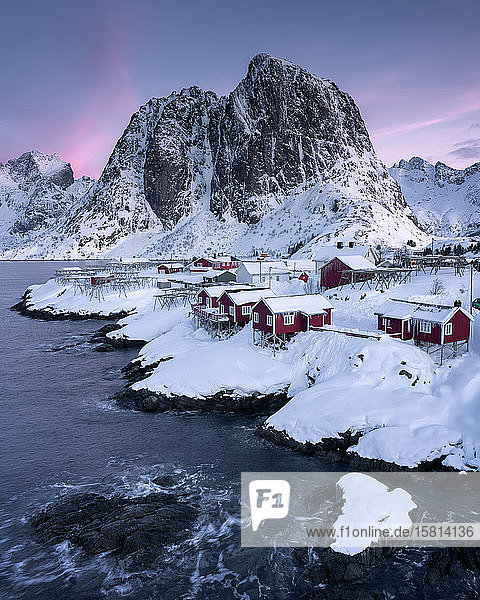 Rorbuer Fischerhütten im Schnee  Hamnoy  Moskenesoya  Lofoten Inseln  Nordland  Norwegen  Skandinavien  Europa