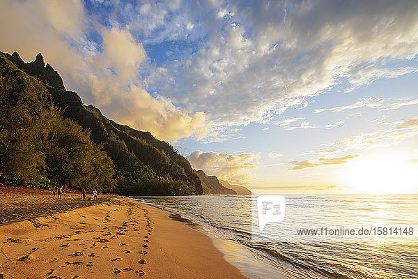 Kalalau-Strand auf dem Kalalau-Pfad  Napali Coast State Park  Insel Kauai  Hawaii  Vereinigte Staaten von Amerika  Nordamerika