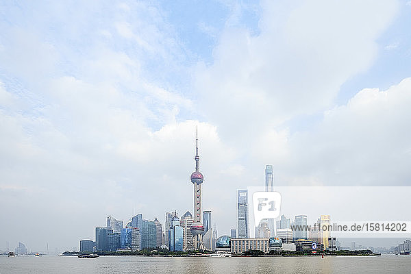 Die Skyline der Stadt Shanghai mit dem Oriental Pearl TV Tower  dem Shanghai Tower und dem Shanghai World Financial Center  Pudong  Shanghai  China  Asien