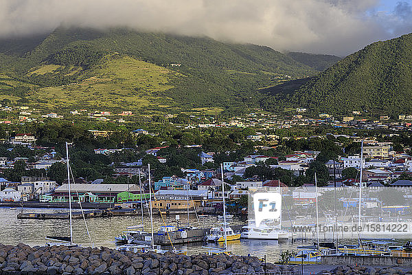 Basseterre  Sonnenaufgang  Blick vom Meer aus  Basseterre  St. Kitts  St. Kitts und Nevis  Leeward-Inseln  Westindische Inseln  Karibik  Mittelamerika
