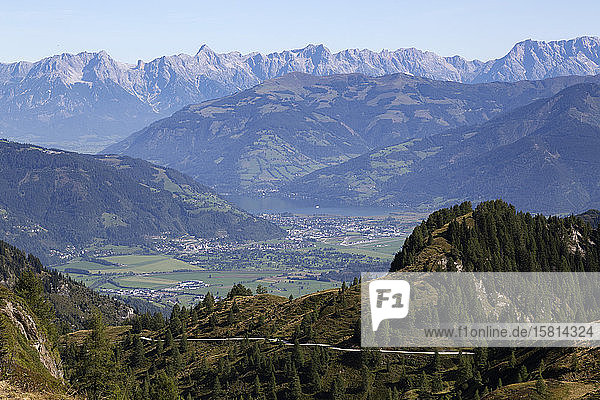 Blick vom Kitzsteinhorn  in den österreichischen Alpen  auf Zell am See  im Salzburgerland  Österreich  Europa