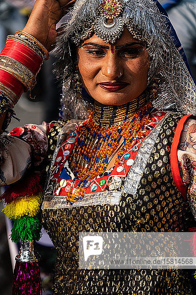 Tänzerin in farbenfroher traditioneller Kleidung bei der Eröffnungsprozession der Chandrabhaga-Messe  Jhalawar  Rajasthan  Indien  Asien