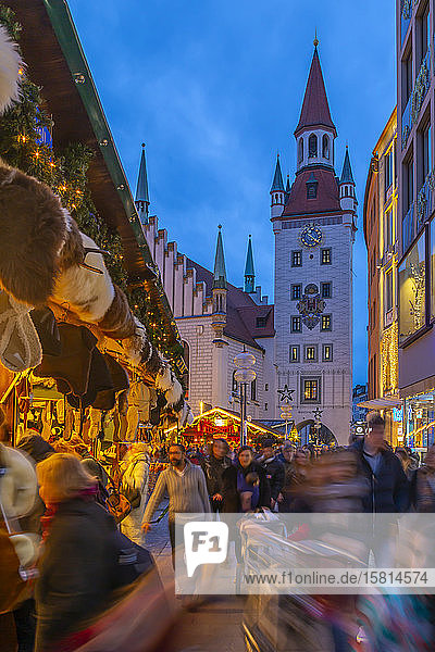 View of Old Town Hall and bustling Christmas Market in Marienplatz at dusk  Munich  Bavaria  Germany  Europe