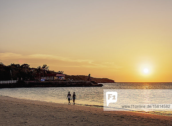 Strand Guardalavaca bei Sonnenuntergang  Provinz Holguin  Kuba  Westindien  Karibik  Mittelamerika
