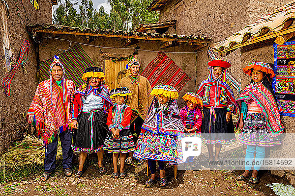 Quechua-Familie des Präsidenten der Gemeinde Amaru  Heiliges Tal  Peru  Südamerika