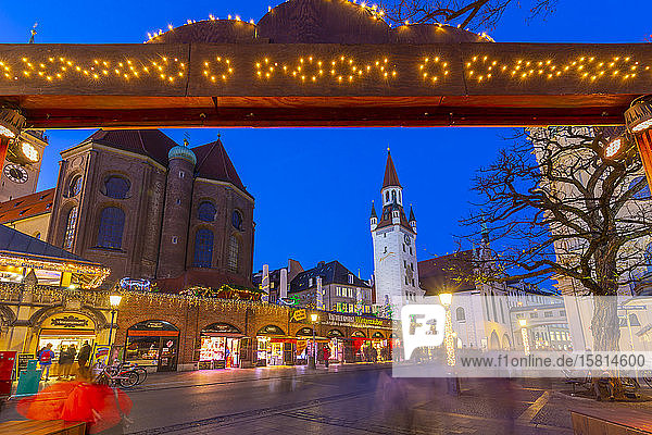 Ansicht des Alten Rathauses und des Eingangs zum Viktualienmarkt in der Abenddämmerung  München  Bayern  Deutschland  Europa
