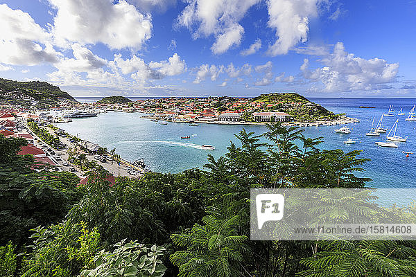 Blick von oben auf den hübschen Hafen und die Stadt Gustavia und auf das Meer  Gustavia  St. Barthelemy (St. Barts) (St. Barth)  Westindien  Karibik  Mittelamerika