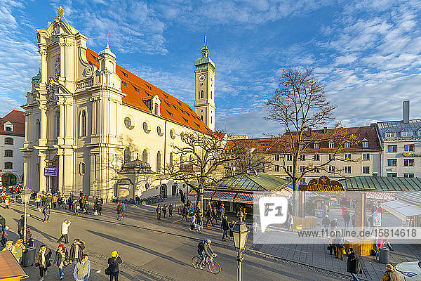 Blick auf den Markt und den Glockenturm der Heiliggeistkirche  München  Bayern  Deutschland  Europa