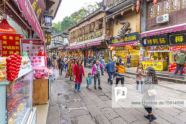 Belebte Einkaufsstraße in der Altstadt von Ciqikou  Shapingba  Chongqing  China  Asien