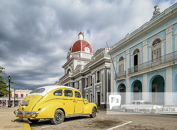 Oldtimer am Hauptplatz und Palacio de Gobierno  Cienfuegos  UNESCO-Weltkulturerbe  Provinz Cienfuegos  Kuba  Westindien  Karibik  Mittelamerika