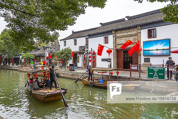 Blick auf Boote auf der Wasserstraße in der Wasserstadt Zhujiajiaozhen  Bezirk Qingpu  Shanghai  China  Asien